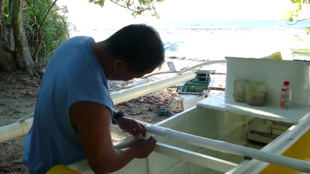 Hombre Trabajando Catamarán Barco Isla Balicasag Bohol Filipinas — Vídeo de stock