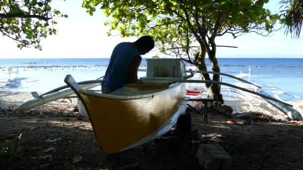 Mann Arbeitet Seinem Katamaran Auf Der Insel Balicasag Bohol Auf — Stockvideo