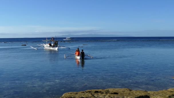 Katamaran Boot Erreicht Das Riff Und Mit Einem Kleinen Boot — Stockvideo