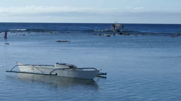 Катамаран Прибывает Риф Острова Баликасаг Бохоле Филиппины — стоковое видео