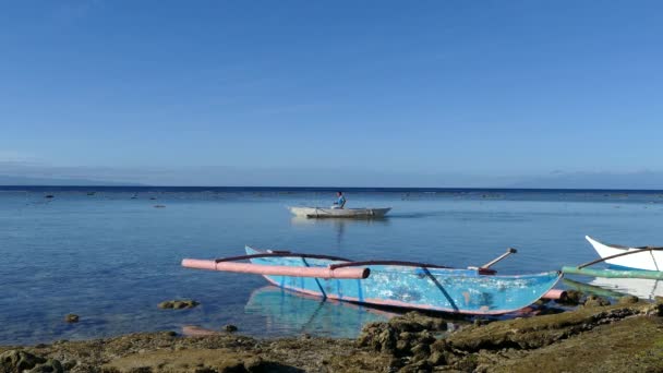 Mann Verlässt Morgens Mit Katamaran Boot Die Insel Balicasag Bohol — Stockvideo