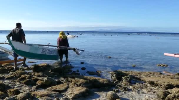 Einheimische Mit Dem Katamaran Ins Wasser Auf Der Insel Balicasag — Stockvideo