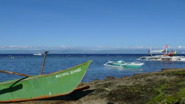 Menschen Einem Katamaran Boot Morgen Auf Der Insel Balicasag Bohol — Stockvideo