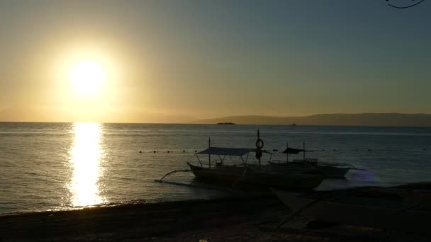 Catamarán Barcos Puesta Sol Isla Balicasag Bohol Filipinas — Vídeo de stock