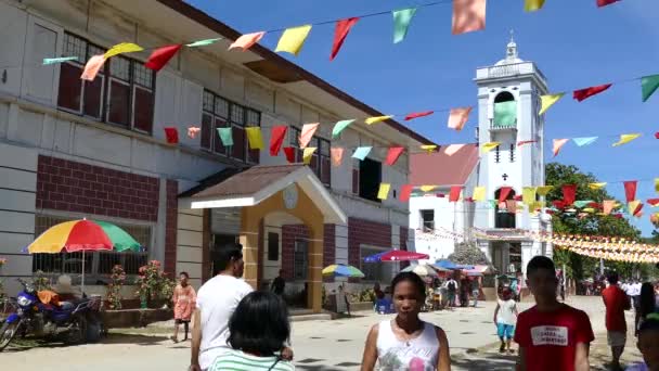 Люди Гуляющие Приходской Церкви Санто Нино Анда Анда Бохол Филиппинах — стоковое видео