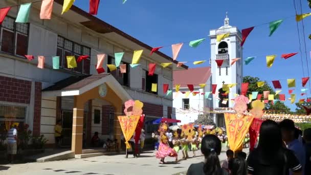 在菲律宾丹达布尔的圣 安达教区教堂前 孩子们正在举行桑托 尼诺游行 — 图库视频影像