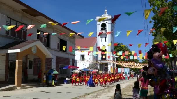 Çocuklar Filipinler Deki Santo Nino Anda Kilisesi Önünde Geçit Töreni — Stok video