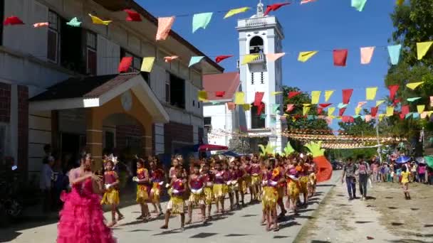 Çocuklar Filipinler Deki Santo Nino Anda Kilisesi Önünde Geçit Töreni — Stok video