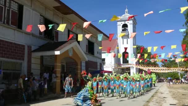 Çocuklar Filipinler Deki Santo Nino Anda Kilisesi Önünde Geçit Töreni — Stok video