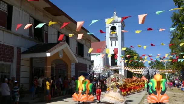 Çocuklar Filipinler Deki Santo Nino Anda Kilisesi Önünde Geçit Töreni — Stok video