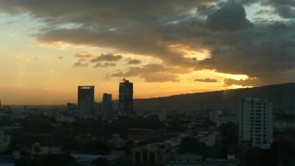 Auringonlasku Cebu Kaupunki Filippiineillä — kuvapankkivideo