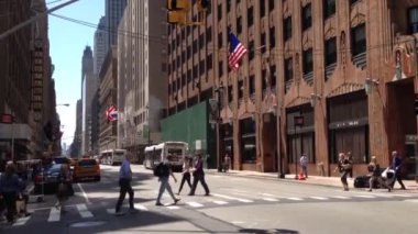 Yayayı geçen insanlardan New York, Manhattan 'daki bir binaya doğru eğilim