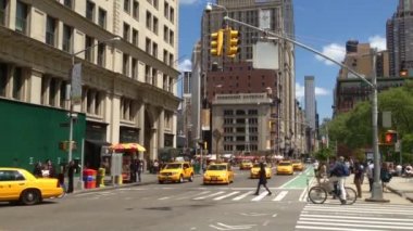 Manhattan, New York City, ABD 'deki sarı taksiden pan
