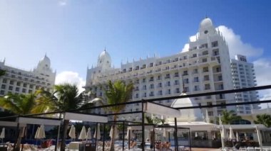 Pan, Riu Sarayı 'ndan Aruba' daki Palm Beach 'e.