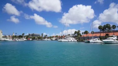 Oranjestad Aruba Limanı 'ndaki yatlar