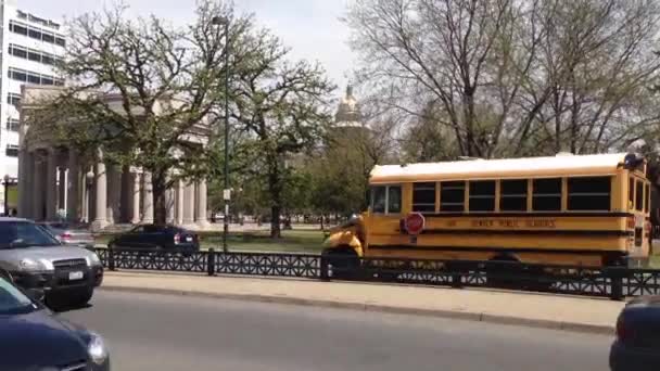 Skolbuss Och Bilar Centrala Denver Colorado Usa — Stockvideo