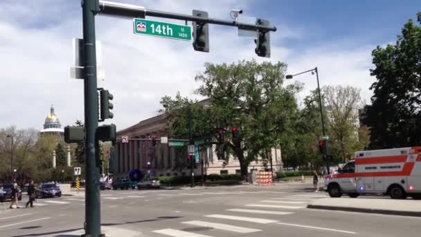 Ambulance Met Sirenes Downtown Denver Colorado Verenigde Staten — Stockvideo