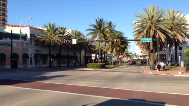 从美国迈阿密海滩南岸经过的消防车 — 图库视频影像