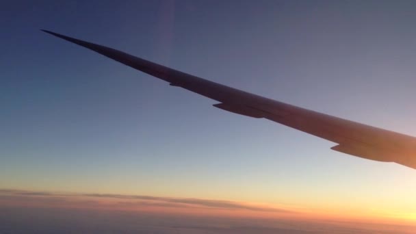 Vliegen Een Bocht Nemen Tijdens Zonsondergang — Stockvideo