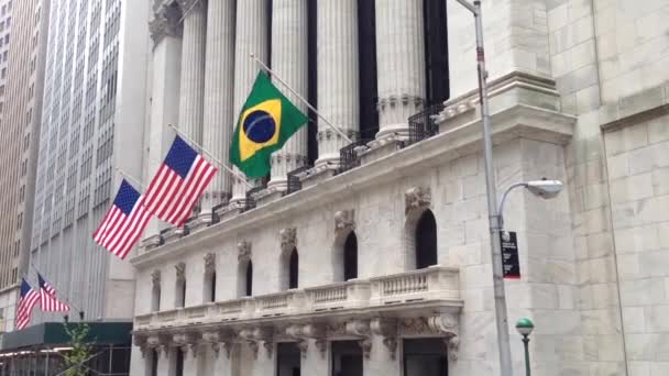 Wall Street American Brazilian Flag Nueva York Estados Unidos — Vídeo de stock