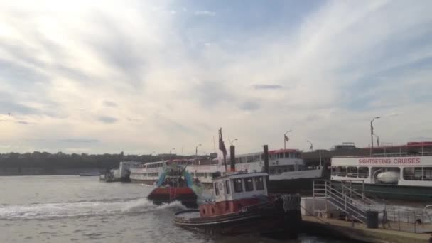 Speedboot Met Toerist Gaat Weg New York City Verenigde Staten — Stockvideo