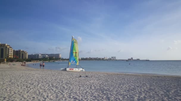 Palm Strand Katamaránnal Szállodák Háttérben Aruba — Stock videók