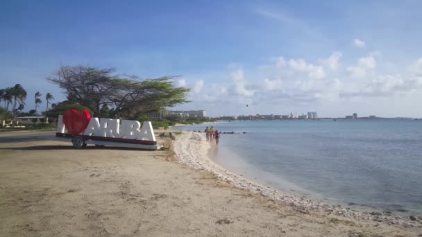 Encanta Aruba Signo Con Los Turistas Caminando Fondo — Vídeos de Stock