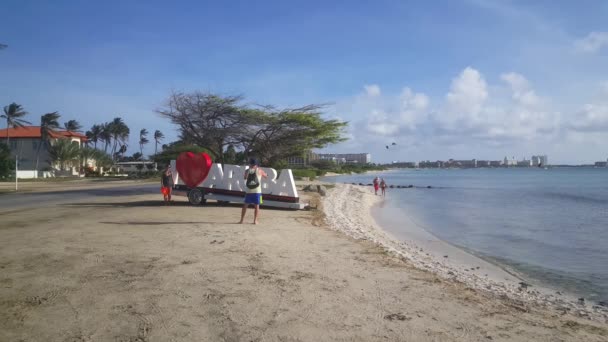 Turistas Fazendo Filme Com Sinal Amo Aruba — Vídeo de Stock