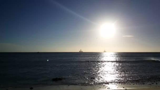 Solnedgång Aruba Med Oljetankfartyg Vid Horisonten — Stockvideo