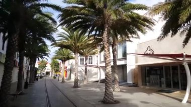 Aruba 'da Oranjestad sokaklarında yürürken