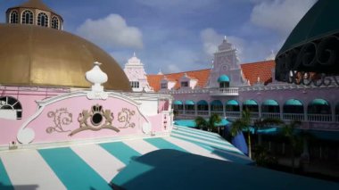 Pan, Oranjestad Aruba 'daki renkli Royal Plaza alışveriş merkezinden.