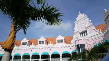 Oranjestad Aruba 'daki renkli Royal Plaza alışveriş merkezinden aşağı eğil.
