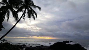 Montezuma Kosta Rika sahilinde bulutlu bir gün doğumu zamanı sona erdi