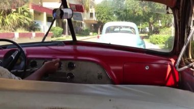 Küba 'da otoyolda klasik araba