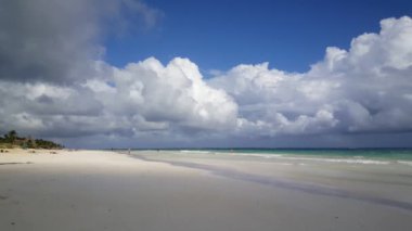 Gölge Meksika, Yucatan 'daki Tulum plajında kayboldu.
