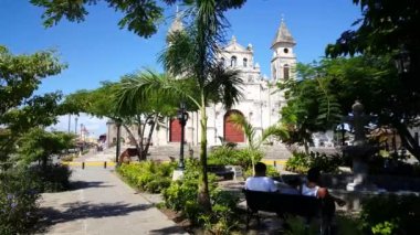 Granada Nikaragua 'da küçük bir parkı olan Guadalupe Kilisesi.