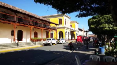 Granada Nikaragua 'daki Central Park çevresindeki sokak manzarası