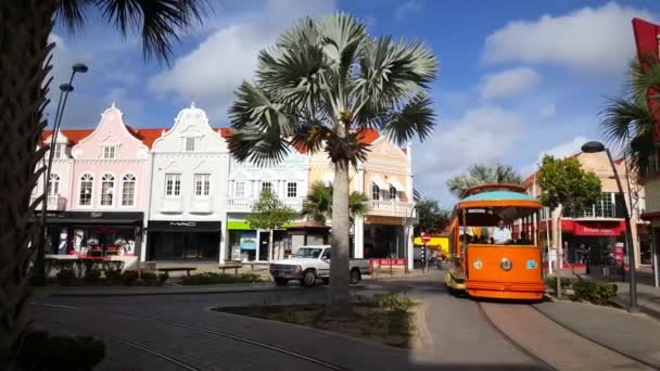 Πορτοκαλί Τραμ Που Διέρχεται Στο Oranjestad Αρούμπα — Αρχείο Βίντεο