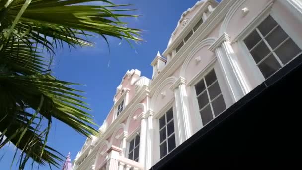 Oranjesstad Aruba Sokaklarındaki Renkli Binalara Doğru Yürüyorum — Stok video