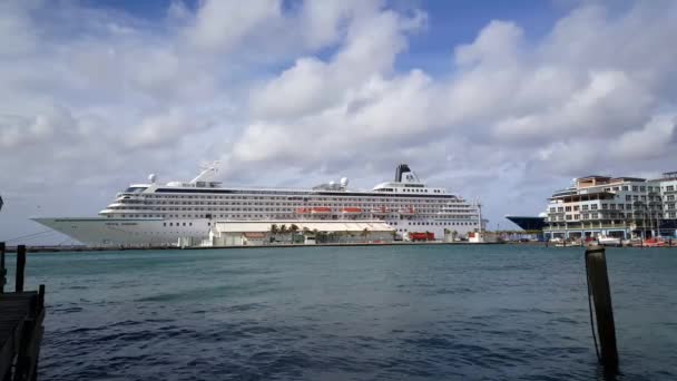 オラニエスタッド アルバの港で大きなクルーズ船 — ストック動画