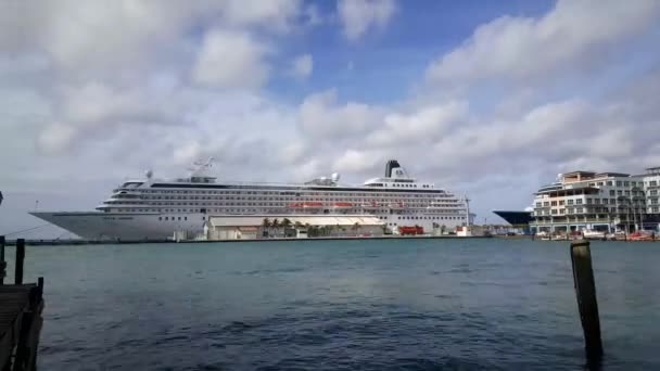オラニエスタッドの港での大きなクルーズ船アルバ時間の経過 — ストック動画