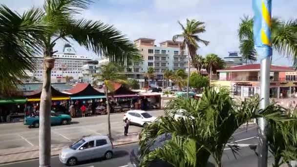 Procházka Dolů Schodech Barevného Royal Plaza Mall Oranjestad Aruba — Stock video