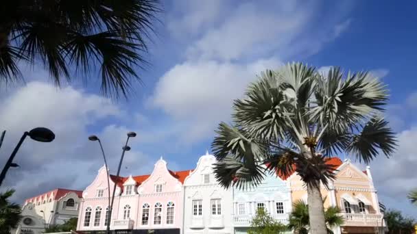 Går Mot Traditionella Byggnader Oranjestad Aruba — Stockvideo