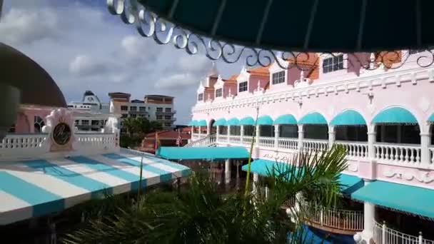 Oranjestad Aruba Daki Renkli Royal Plaza Alışveriş Merkezi Nde Yürüyorum — Stok video
