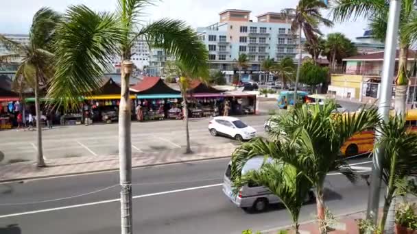 Trafik Framför Den Färgglada Royal Plaza Mall Oranjestad Aruba — Stockvideo