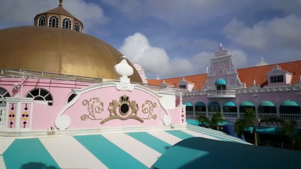 Procházka Dolů Schodech Barevného Royal Plaza Mall Oranjestad Aruba — Stock video