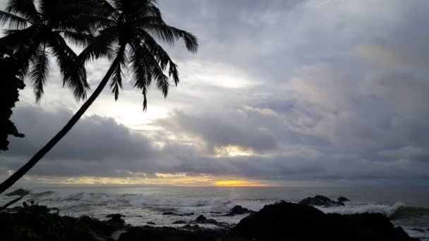 Montezuma Kosta Rika Sahilinde Bulutlu Gün Doğumu — Stok video