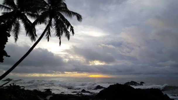 Lever de soleil nuageux sur la côte de Montezuma Costa Rica