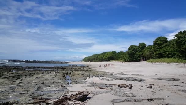 Turistas Caminando Playa Santa Teresa Costa Rica — Vídeo de stock