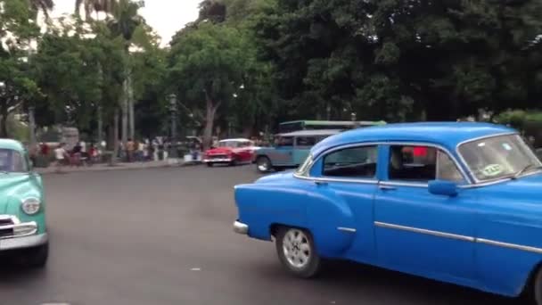 キューバのハバナにある青と緑のクラシックカーに続き — ストック動画